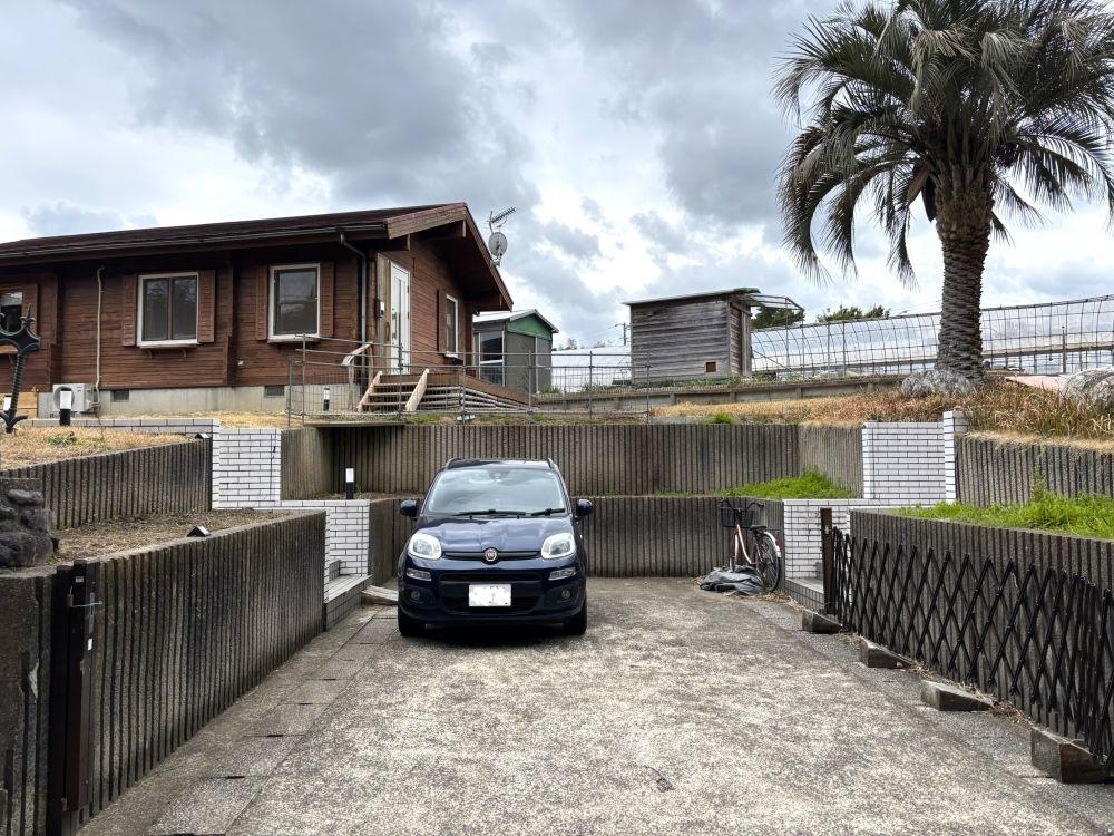 千葉県南房総市安馬谷の売買物件/小型車が縦列で2台駐車可能、ちょっと狭めです（右側はお隣さんの駐車スペース）