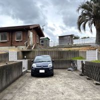 千葉県南房総市安馬谷の売買物件/小型車が縦列で2台駐車可能、ちょっと狭めです（右側はお隣さんの駐車スペース）