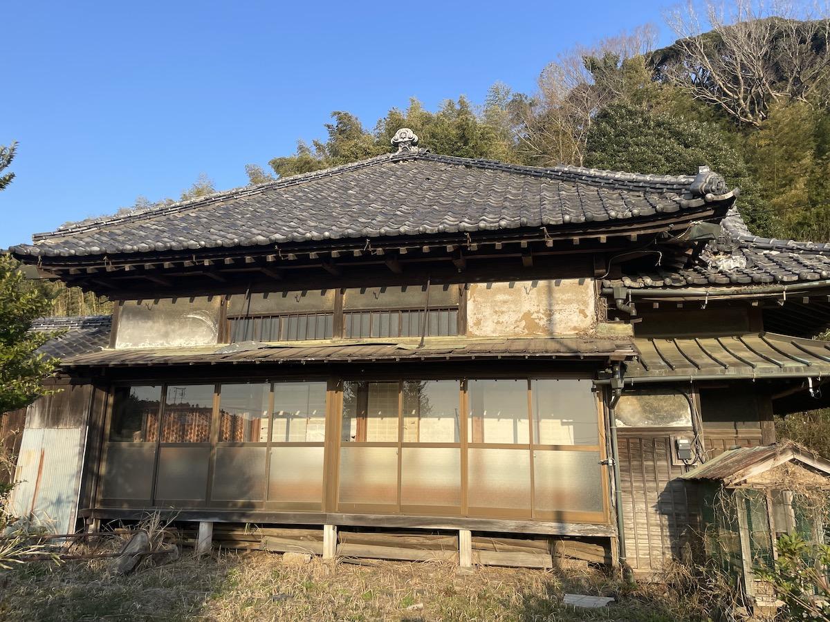千葉県市原市山倉の売買物件/母屋を西側から。窓も多く採光は十分です！