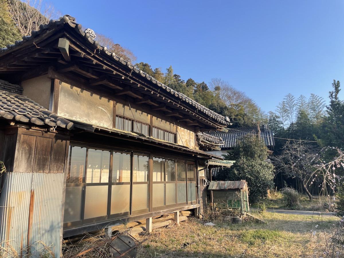 千葉県市原市山倉の売買物件/敷地北西側から母屋、蔵を眺める