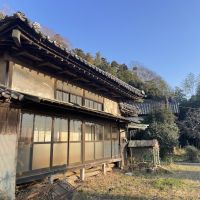 千葉県市原市山倉の売買物件/敷地北西側から母屋、蔵を眺める