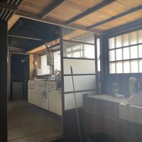 千葉県市原市山倉の売買物件/母屋北側のキッチンと洗面所の様子。ザ・レトロです