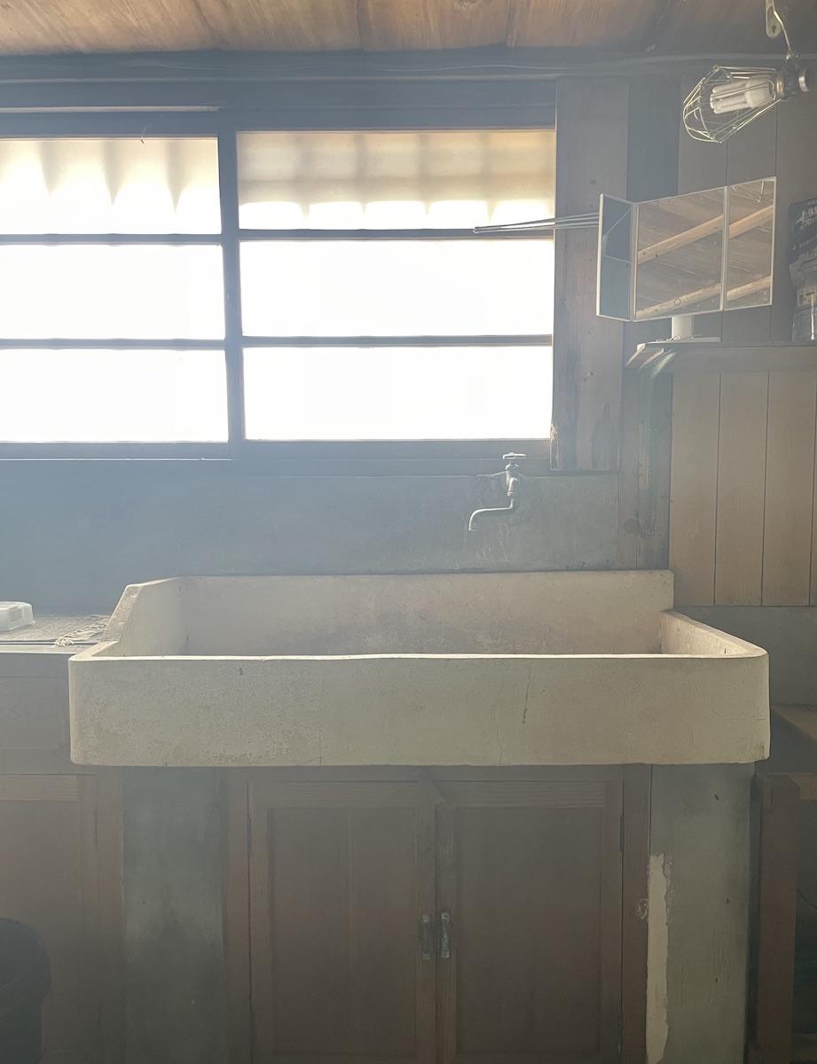 千葉県市原市山倉の売買物件/大きな石造りの洗面台。ぜひこのまま使いましょう！