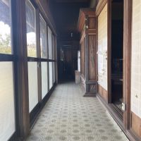 千葉県市原市山倉の売買物件/母屋の縁側。床はレトロなシートが貼ってあります