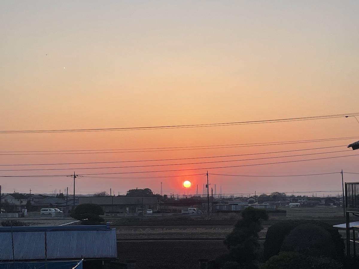 千葉県市原市山倉の売買物件/敷地から見た夕暮れの様子。冬場には富士山の稜線がくっきりと