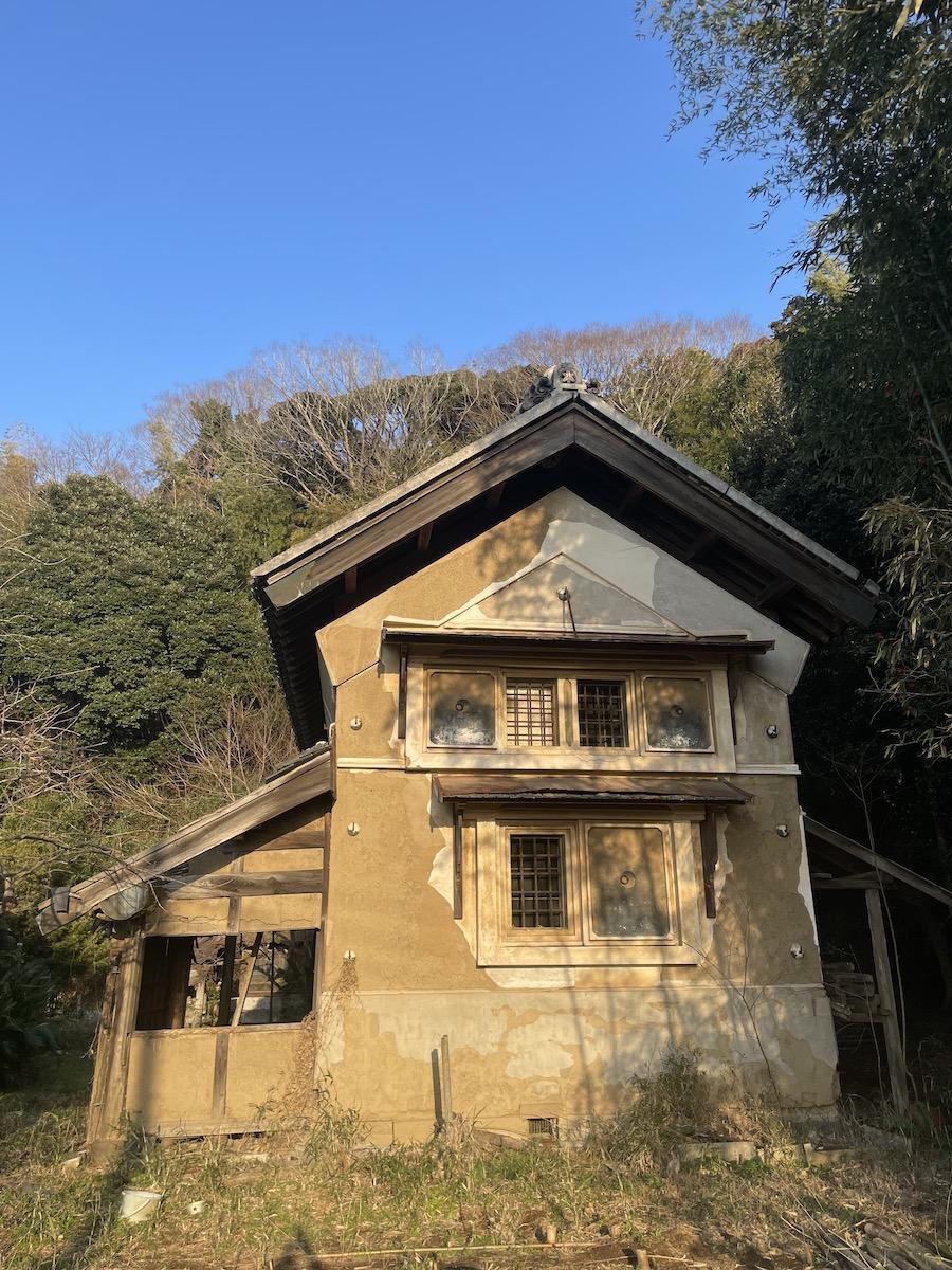 千葉県市原市山倉の売買物件/西日に照らされた蔵。綺麗にお化粧直しをしたい