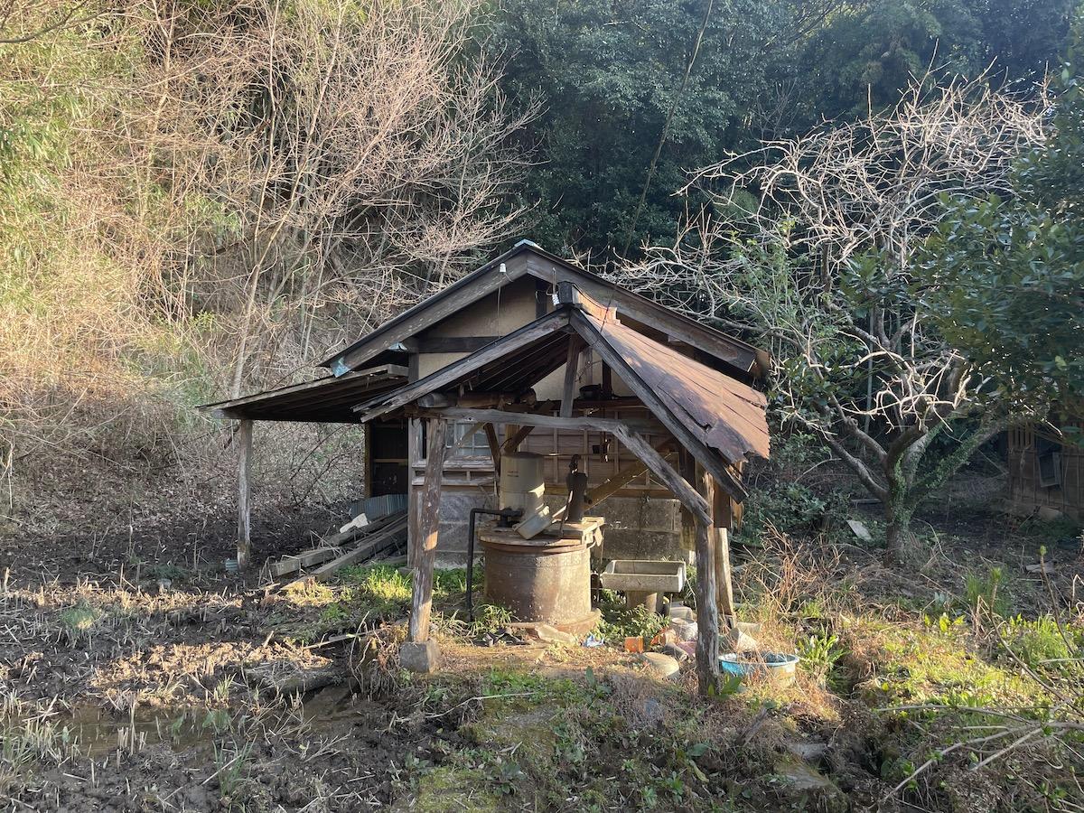 千葉県市原市山倉の売買物件/敷地北側にある井戸と小屋。井戸の屋根は架け替えましょう