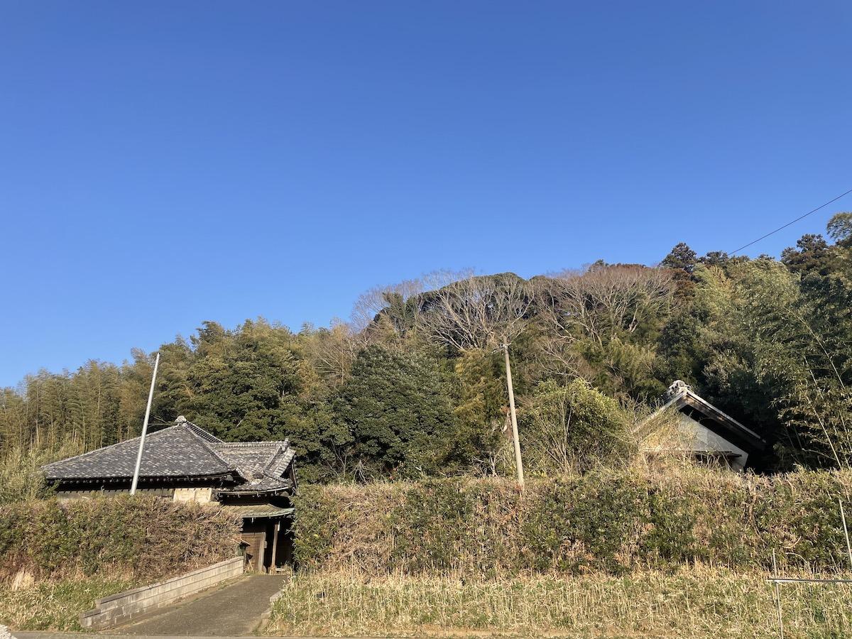 千葉県市原市山倉の売買物件/前面道路から物件全体を眺める
