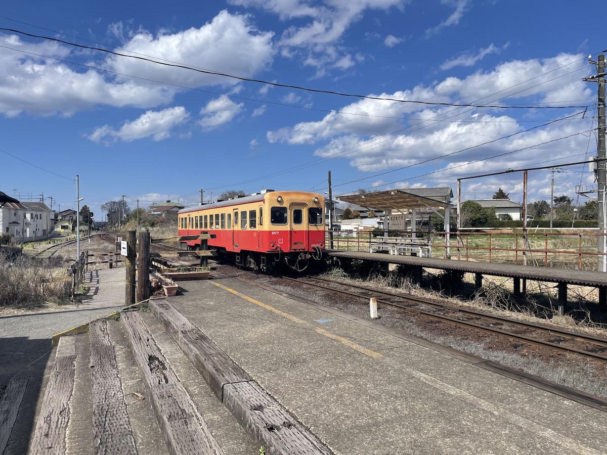 千葉県市原市山倉の売買物件/最寄駅の海士有木駅。読めますか？(笑) レトロな駅舎にレトロな電車