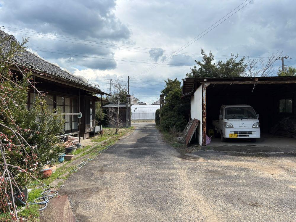 大網白里市北今泉の売買物件/母屋から門へ。左に映るのは離れで屋根壊れなどあり解体をお勧めします