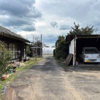 大網白里市北今泉の売買物件/母屋から門へ。左に映るのは離れで屋根壊れなどあり解体をお勧めします