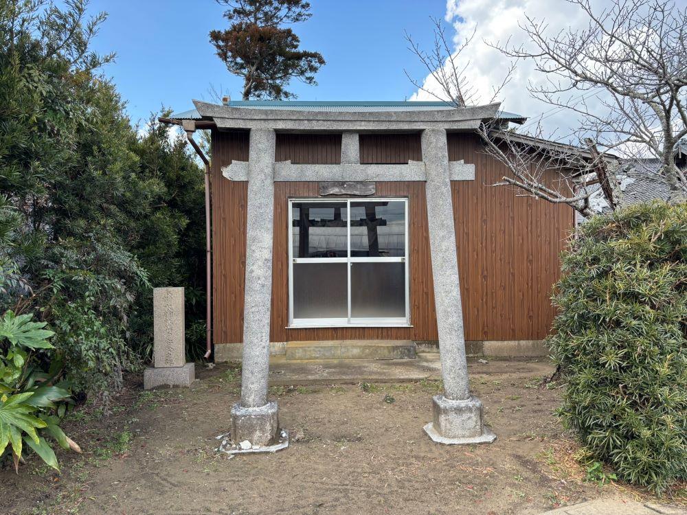 大網白里市北今泉の売買物件/門横にある水神社。地域で大切に手入れされています