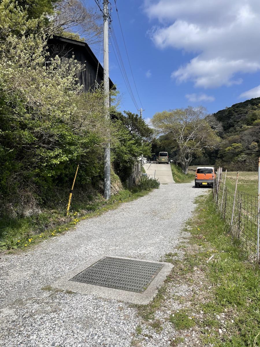 千葉県富津市竹岡の売買物件/物件へと続く、道路の様子