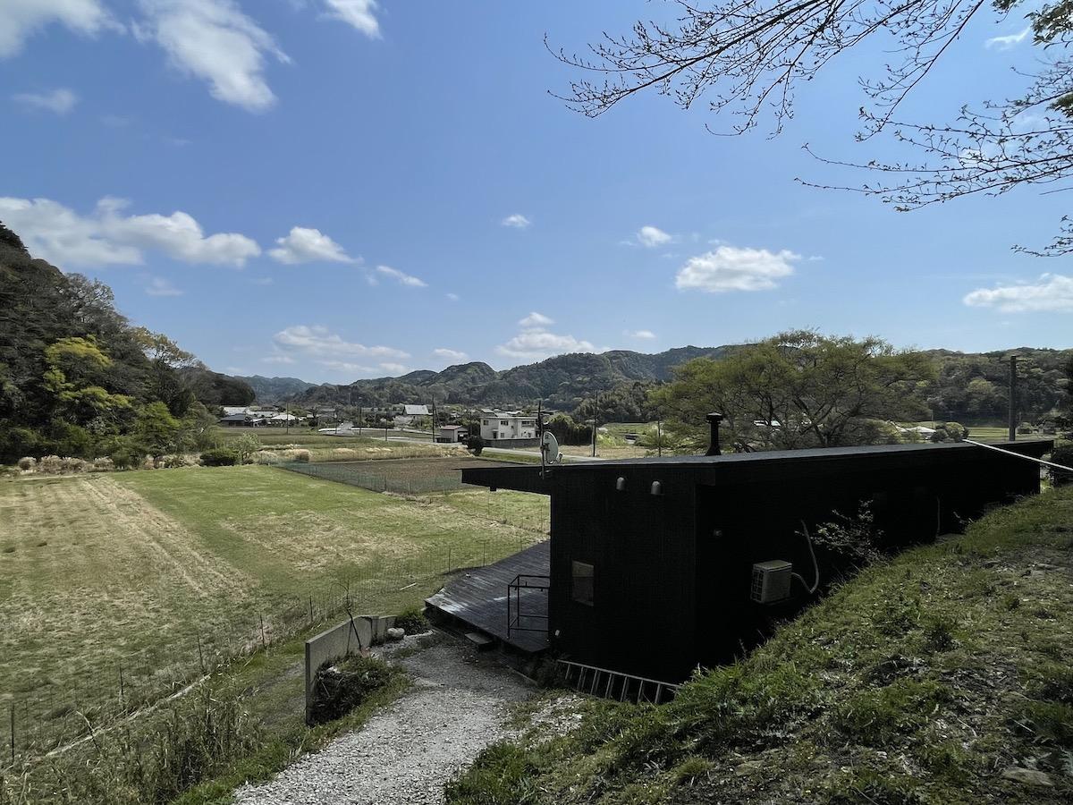 千葉県富津市竹岡の売買物件/母屋の奥には小上がりの土地が広がります
