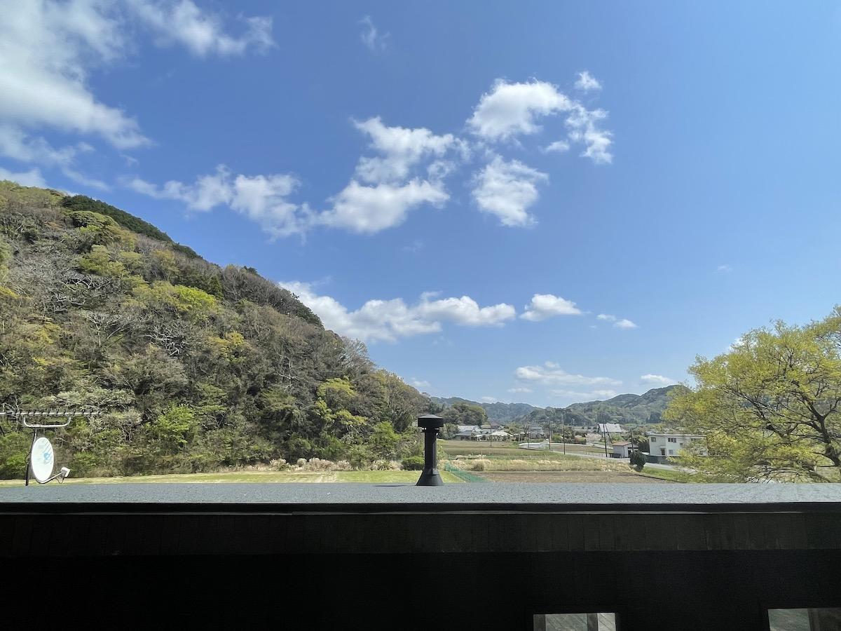 千葉県富津市竹岡の売買物件/小上がりの土地から母屋の屋根越しに。薪ストーブの煙突がかわいい