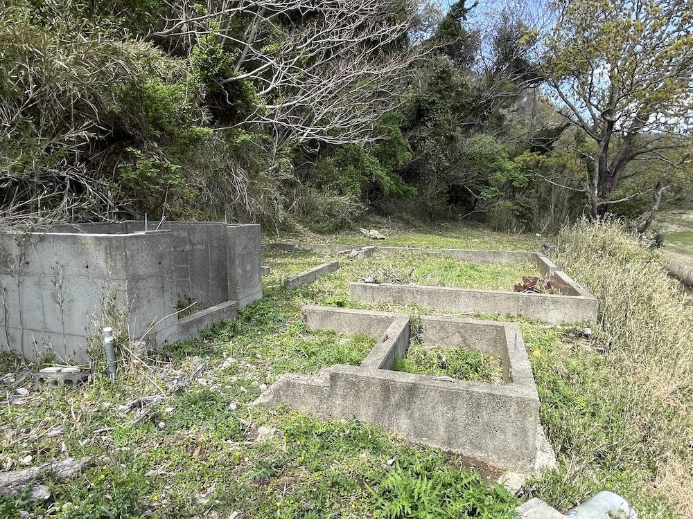 千葉県富津市竹岡の売買物件/小上がりのエリアにはかつて建物があった名残りが