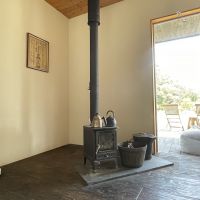 千葉県富津市竹岡の売買物件/薪ストーブのある風景。このサイズでも室内は十分に温まります