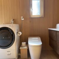 千葉県富津市竹岡の売買物件/コンパクトに配置された洗面台、トイレ、洗濯機置き場
