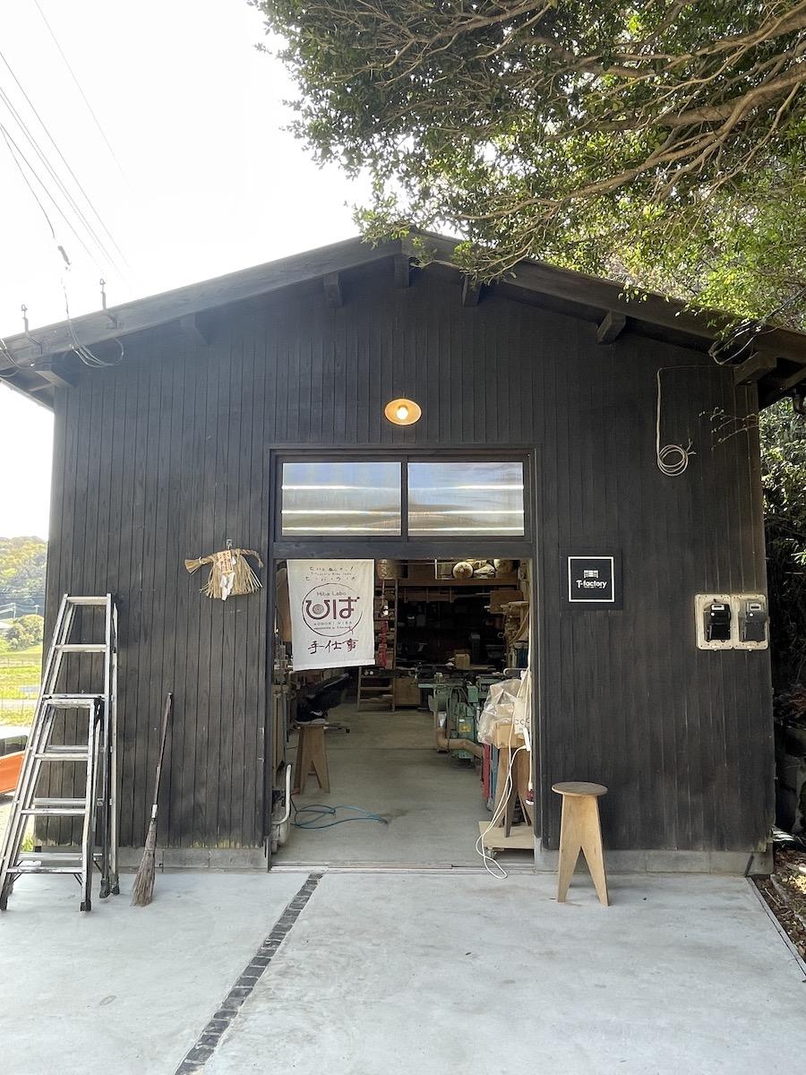千葉県富津市竹岡の売買物件/工房入口の様子。漆黒の壁と土間のグレーがマッチしています