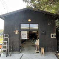 千葉県富津市竹岡の売買物件/工房入口の様子。漆黒の壁と土間のグレーがマッチしています