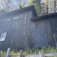千葉県富津市竹岡の売買物件/物件に入るスロープから工房を見上げる