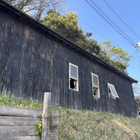 千葉県富津市竹岡の売買物件/物件に入るスロープから工房を見上げる