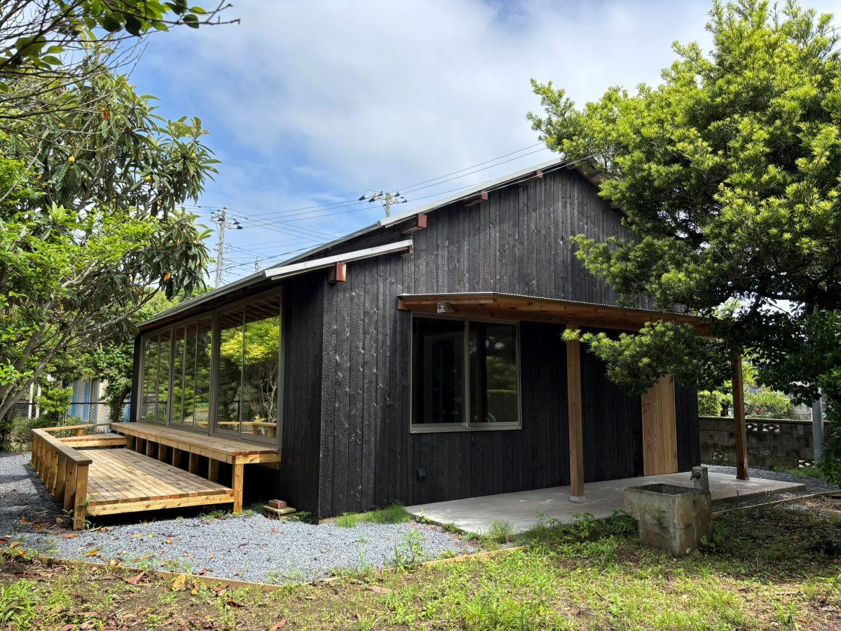 大網白里市四天木乙の売買物件/外観。外壁は焼杉です