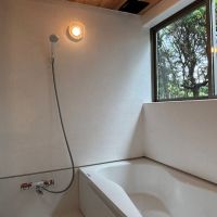 大網白里市四天木乙の売買物件/窓が大きなバスルーム