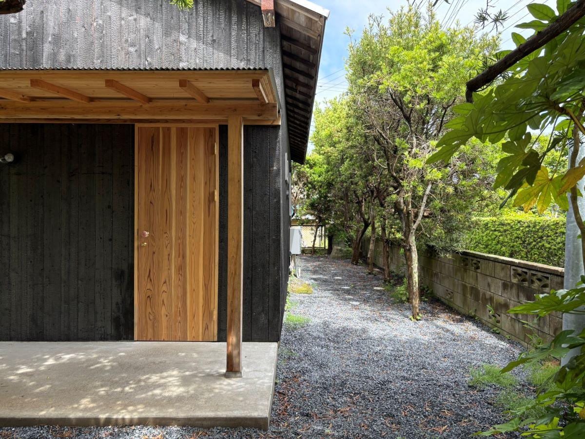 大網白里市四天木乙の売買物件/黒壁にすっきりと無垢材のドア