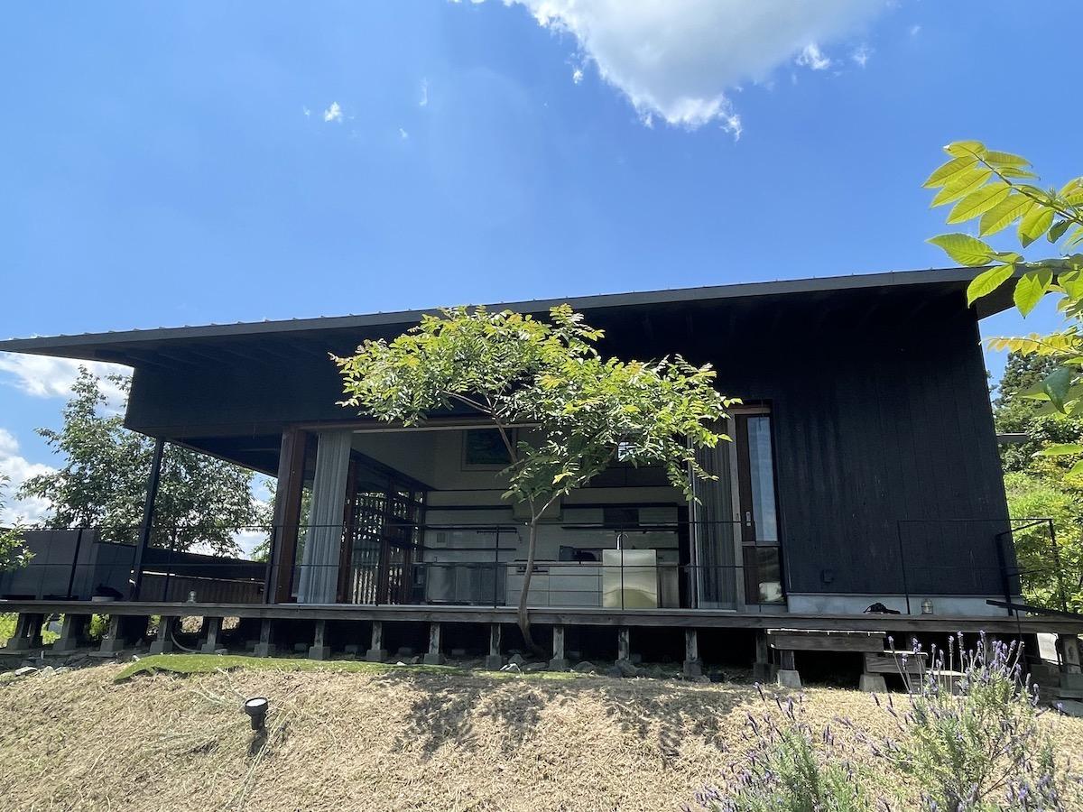 千葉県市原市山口の売買物件/片流れの屋根が、青空をシャープに切り取る。静かに美しい北側の表情