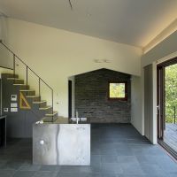 千葉県市原市山口の売買物件/片流れ屋根の天井と、味わいのあるレンガ壁が印象的
