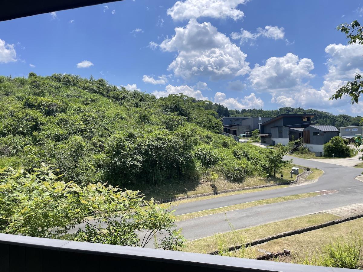 千葉県市原市山口の売買物件/南側デッキからの眺め。広がる緑と空に、ただ見とれる