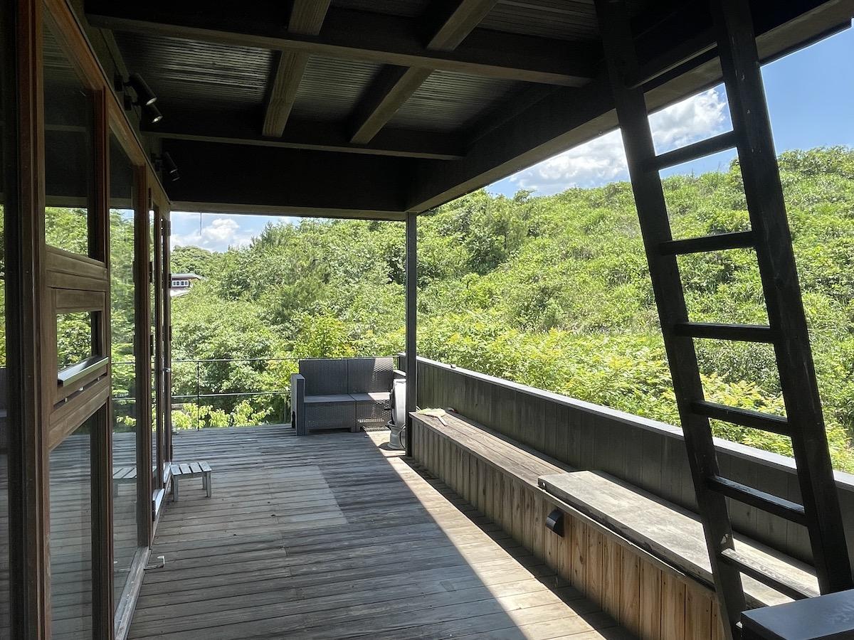 千葉県市原市山口の売買物件/南側デッキを奥側から眺める。屋根裏収納への階段もあります