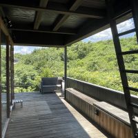 千葉県市原市山口の売買物件/南側デッキを奥側から眺める。屋根裏収納への階段もあります