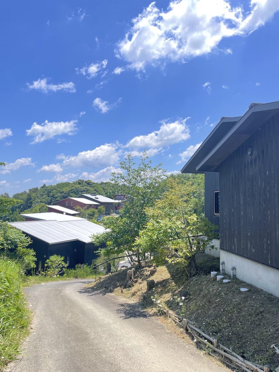 千葉県市原市山口の売買物件/建物の奥側へ入る道を見下ろす。