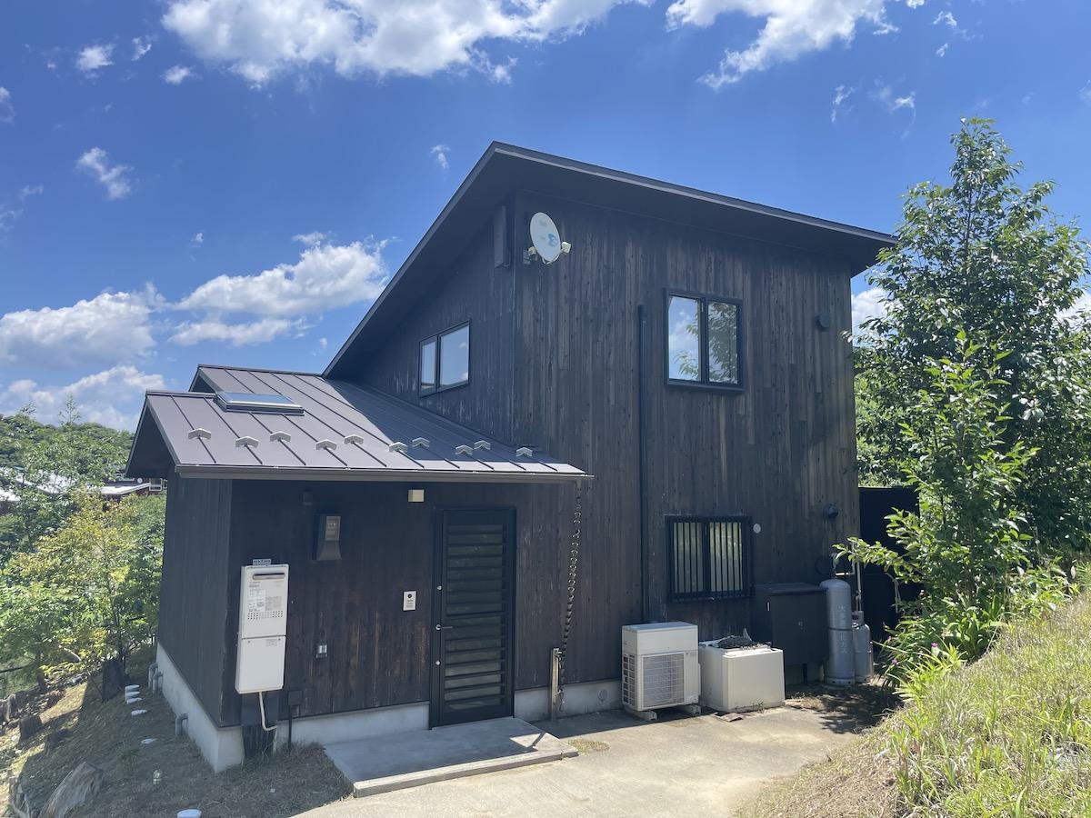 千葉県市原市山口の売買物件/裏手には勝手口と1台分の駐車スペース。EV用の充電器もさりげなく設置されています。