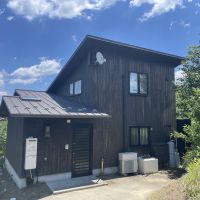 千葉県市原市山口の売買物件/裏手には勝手口と1台分の駐車スペース。EV用の充電器もさりげなく設置されています。
