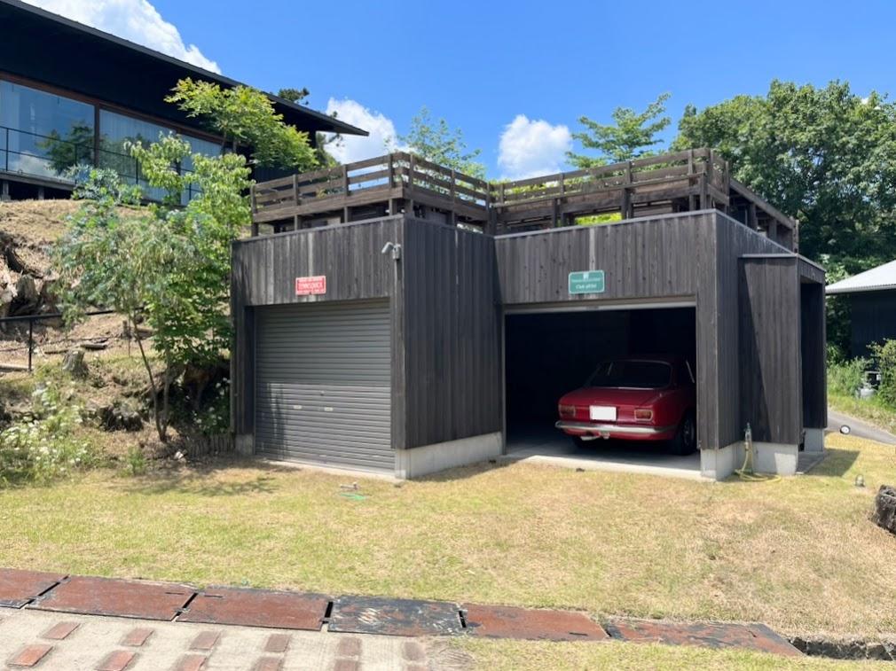 千葉県市原市山口の売買物件/ガレージに2台、敷地内にあと3台。来客時にもゆとりある駐車スペースがうれしい。