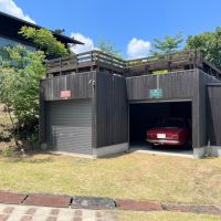 千葉県市原市山口の売買物件/ガレージに2台、敷地内にあと3台。来客時にもゆとりある駐車スペースがうれしい。
