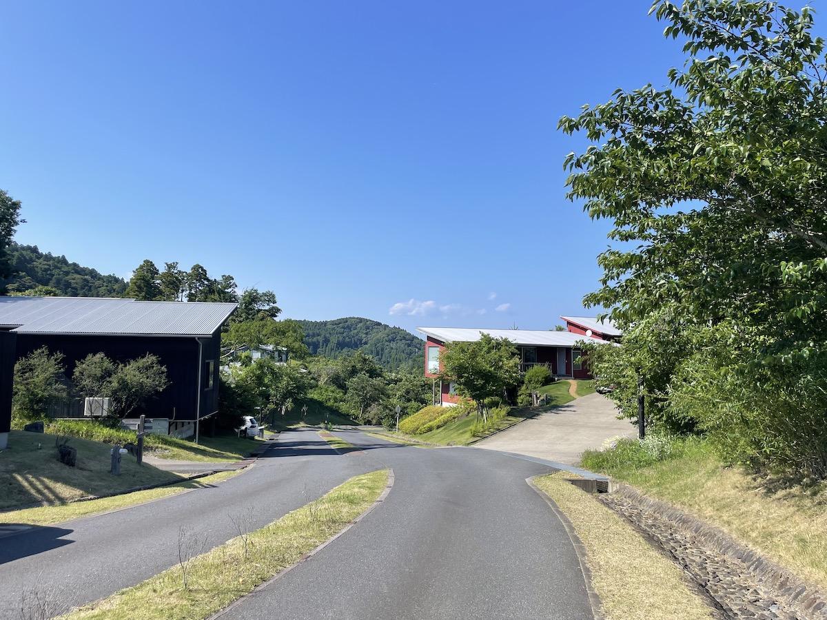 千葉県市原市山口の売買物件/物件前面道路の様子。ゆったりと通る設計に