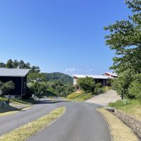 千葉県市原市山口の売買物件/物件前面道路の様子。ゆったりと通る設計に