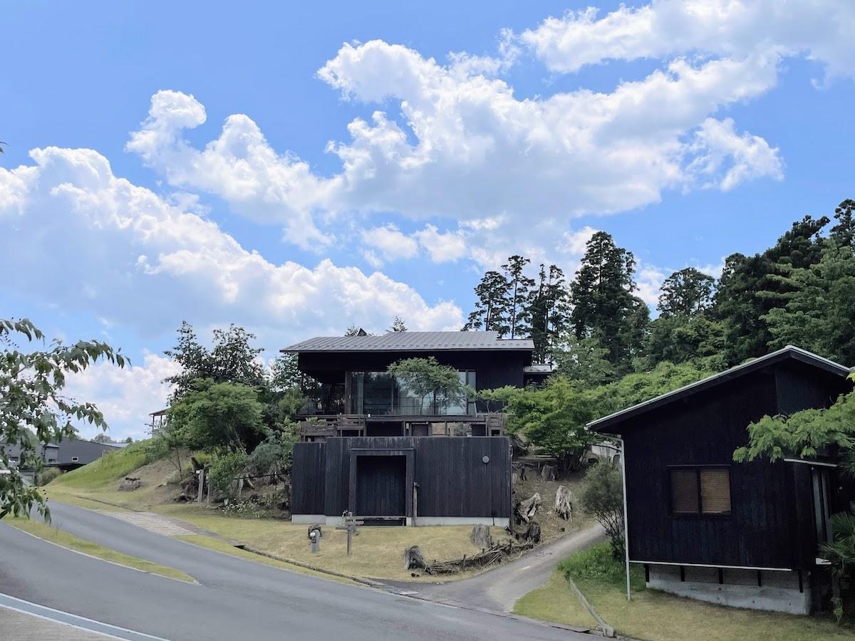 千葉県市原市山口の売買物件/物件全体を東側から眺める。四季の移ろいで印象が変わってくる