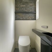 千葉県市原市山口の売買物件/トイレ室内にもレンガのアクセントが