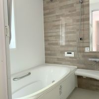 千葉県市原市高滝の売買物件/浴室の様子。電気を点けずにこの明るさでした