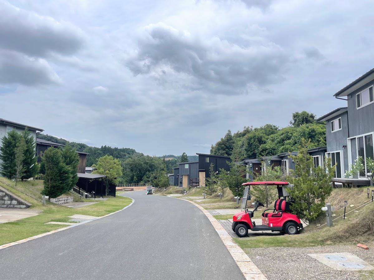 千葉県市原市高滝の売買物件/物件前面道路の様子。カートがある街並みです