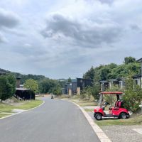 千葉県市原市高滝の売買物件/物件前面道路の様子。カートがある街並みです