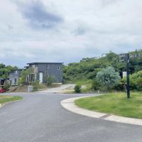 千葉県市原市高滝の売買物件/ラウンドアバウト越しに物件を眺める