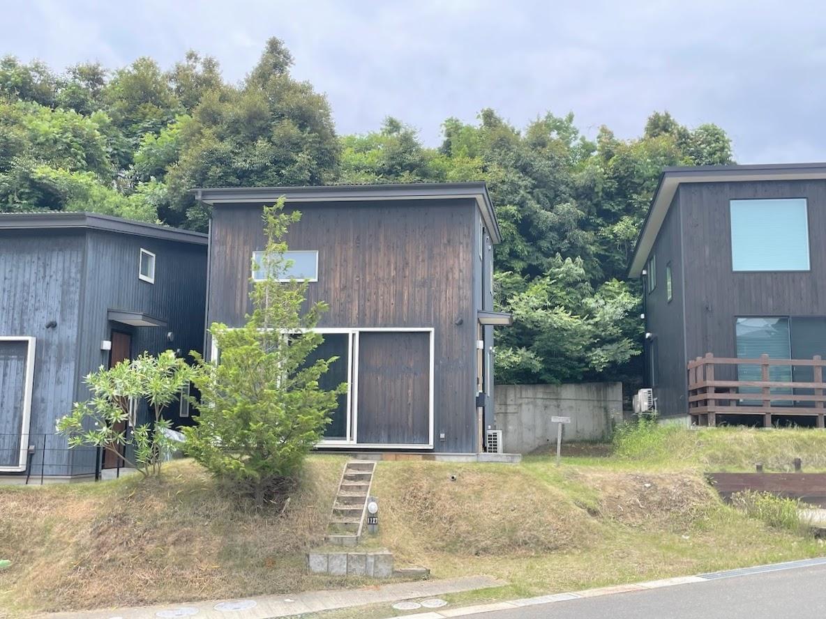 千葉県市原市高滝の売買物件/物件を正面から見る。素敵なロケーションの中に建っています