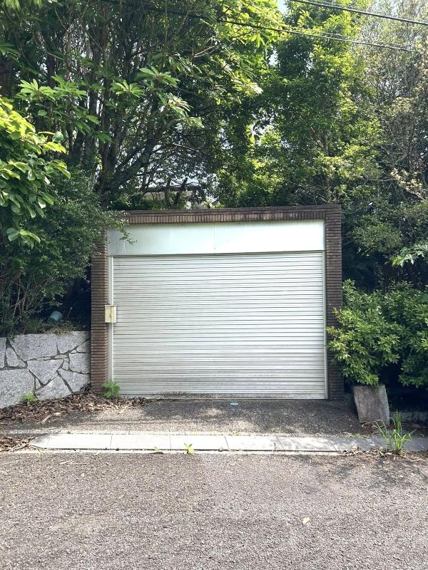 千葉県いすみ市大原台の売買物件/シャッター付きの車庫もあります。車庫の横にも通路があります。