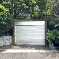 千葉県いすみ市大原台の売買物件/シャッター付きの車庫もあります。車庫の横にも通路があります。